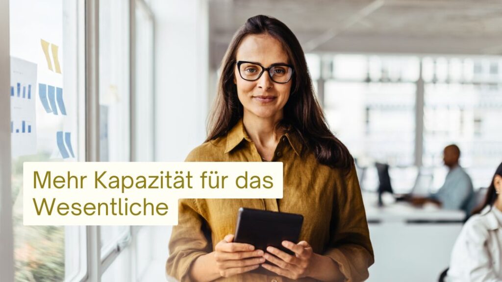 Frau in ockerfarbener Bluse mit Tablet, wirkt selbstsicher