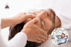 Access Bars Mann wird am Kopf sanft berührt, Nervenberuhigung