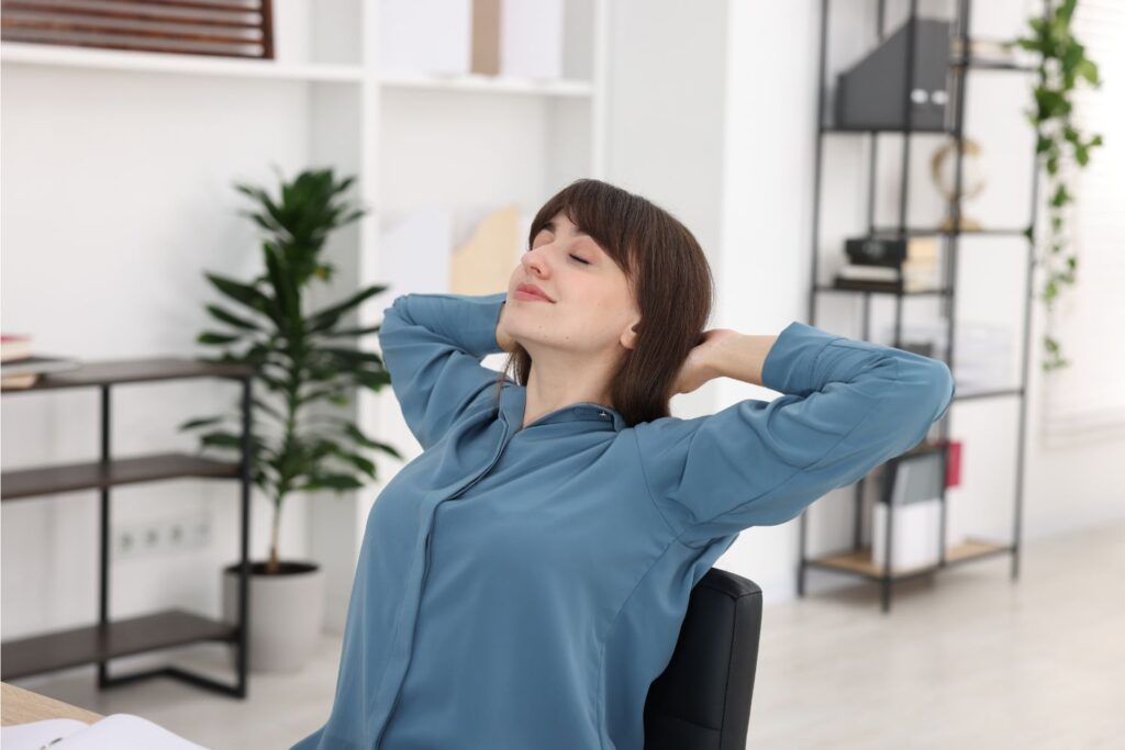 Frau ist nach der Access Bars® Behandlung entspannt im Büro